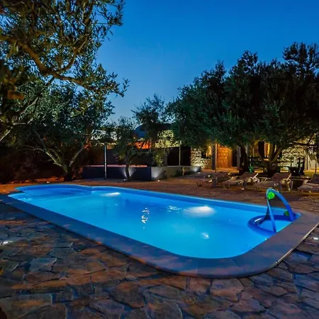 Luxury Complex Pendolino, With Heated Pool And Jacuzzi * Kastel Sucurac
