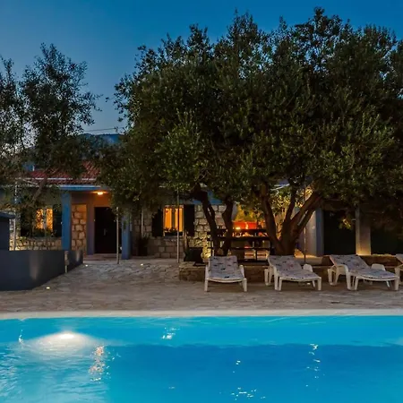 Luxury Complex Pendolino, With Heated Pool And Jacuzzi * Kastel Sucurac