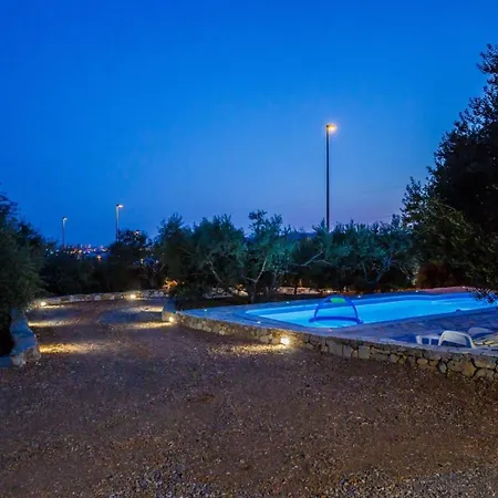 Luxury Complex Pendolino, With Heated Pool And Jacuzzi アパート Kaštel Sućurac