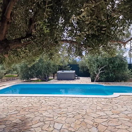 Apartmán Luxury Complex Pendolino, With Heated Pool And Jacuzzi *