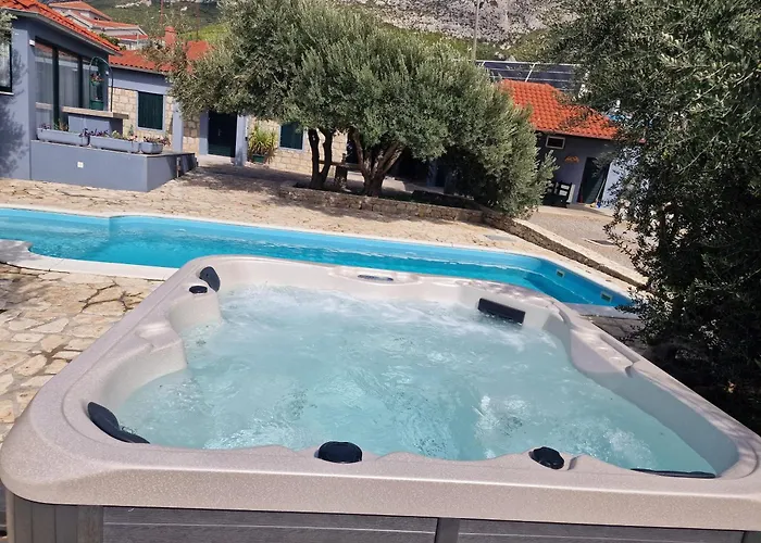 Luxury Complex Pendolino, With Heated Pool And Jacuzzi Kaštel Sućurac