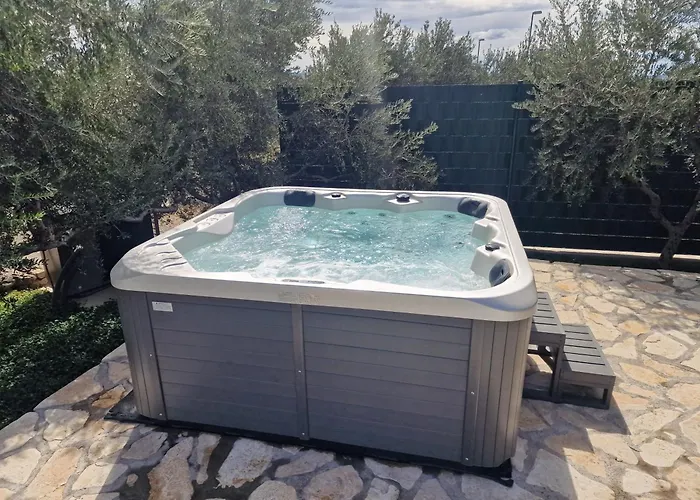 Luxury Complex Pendolino, With Heated Pool And Jacuzzi *